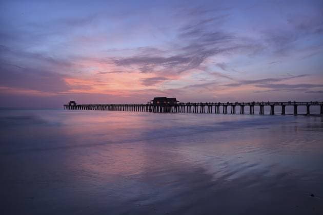 Rosa und lila Sonnenuntergang über dem Naples Pier im Sommer in Naples, Florida Pink and purple sunset over the Naples Pier in summer in Naples, Florida Copyright: imageBROKER LagunaticxPhoto ibxiqx16069586.jpg