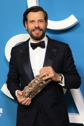 51st Cesar Ceremony Press Room Laurent Lafitte poses with the Best Actor Cesar Award during the 51st Cesar Film Awards held at l Olympia on February 26, 2026, in Paris, France. Photo by Jerome Domine ABACAPRESS.COM Paris France  Copyright: xDominexJerome ABACAx