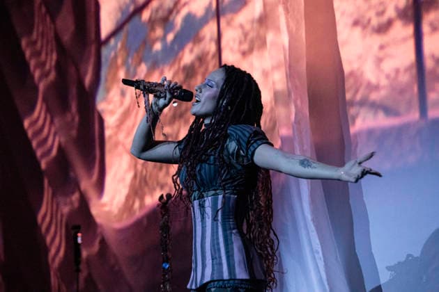 Absolutely performing live at The O2 Arena, London, 26 February 2026 Absolutely performing live at The O2 Arena, London, 26 February 2026 Absolutely (Abby-Lynn Keen) is a British singer-songwriter. Formerly known as à B, she is currently signed to S10 Entertainment and Epic Records. In addition to her work behind the scenes for other artists, Keen is also a solo artist blending R&B, pop, and EDM. Her debut album Cerebrum was released in 23., Credit:Dafydd Owen Avalon United Kingdom, London Copyright: xDafyddxOwenx xAvalonx 1078566206