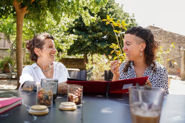 IMAGO Creative, Ostern, Bräuche, Osterbrunch Sisters enjoying outdoor cafe lifestyle Two sisters sharing a joyful moment at an outdoor cafe, surrounded by nature. They engage in lively conversation, highlighting their strong bond and love for each other. Model Released SheilaAlonso_ID33861_1192048_017 Copyright: xSheilaxAlonsox RECORD DATE NOT STATED