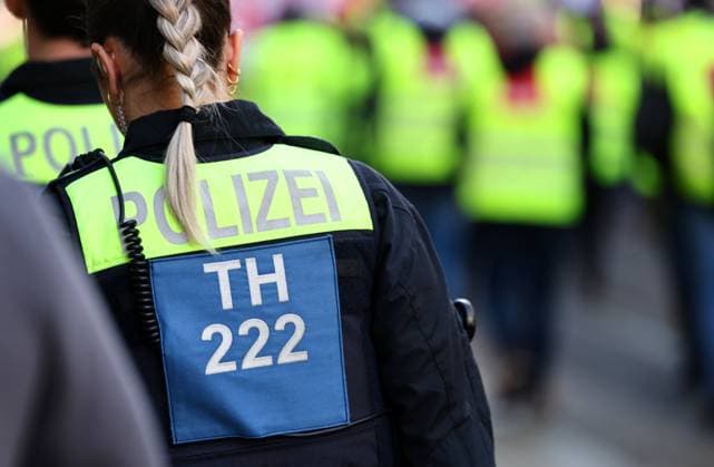 Warnstreik Oeffentlicher Nahverkehr Erfurt 27.02.2026, Erfurt, die Gewerkschaft Verdi hat fuer den 27. und 28.02.2026 Warnstreiks ausgerufen, die den Busverkehr und den Strassenbahnbetrieb vielerorts weitgehend lahmlegen, Hintergrund sind stockende Tarifverhandlungen, Forderungen von Verdi sind u.a. die 35-Stunden-Woche bei vollem Lohnausgleich, 300 Euro mehr Einkommen, bessere Zuschlaege und Ruhezeiten im Bild: die Streikenden ziehen mit Fahnen und Warnwesten vom Bahnhofsvorplatz in Richtung Staatskanzlei, die Polizei sichert den Streik ab *** Warning strike local public transport Erfurt 27 02 2026, Erfurt, the trade union Verdi has called warning strikes for 27 and 28 02 2026, which will largely paralyze bus and tram services in many p