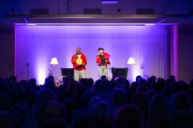 Op de Fründschop Heger and Dibaba on a reading tour Edewecht, Germany, 26 02 2026 Musician and entertainer Annie Heger and TV presenter Yared Dibaba present a musical reading They are currently on a reading tour in various cities with their book Op de Fründschop