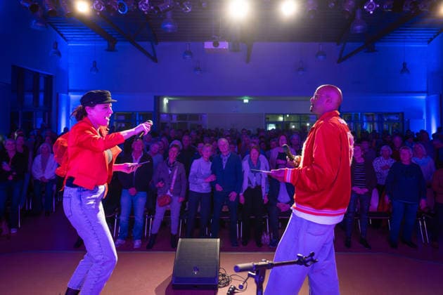 Op de Fründschop Heger and Dibaba on a reading tour Edewecht, Germany, 26 02 2026 Musician and entertainer Annie Heger and TV presenter Yared Dibaba present a musical reading They are currently on a reading tour in various cities with their book Op de Fründschop