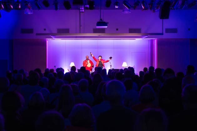 Op de Fründschop Heger and Dibaba on a reading tour Edewecht, Germany, 26 02 2026 Musician and entertainer Annie Heger and TV presenter Yared Dibaba present a musical reading They are currently on a reading tour in various cities with their book Op de Fründschop