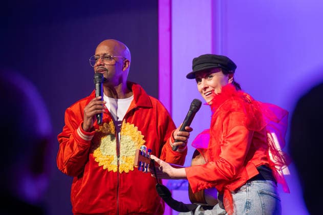 Op de Fründschop Heger and Dibaba on a reading tour Edewecht, Germany, 26 02 2026 Musician and entertainer Annie Heger and TV presenter Yared Dibaba present a musical reading They are currently on a reading tour in various cities with their book Op de Fründschop