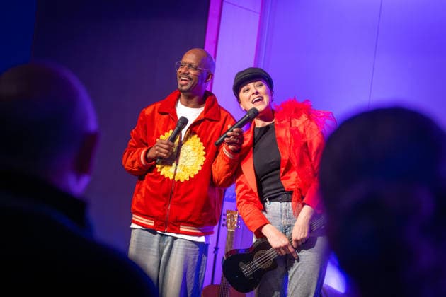 Op de Fründschop Heger and Dibaba on a reading tour Edewecht, Germany, 26 02 2026 Musician and entertainer Annie Heger and TV presenter Yared Dibaba present a musical reading They are currently on a reading tour in various cities with their book Op de Fründschop