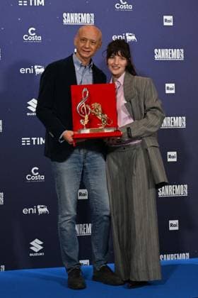 Photo IPP Felice De Martino Sanremo 27 02 2026 76th Italian Song Festival In the photo, journalist Andrea Spinelli presents singer Angelica Bove with the Mia Martini Italy Photo Press World Critics Award Copyright