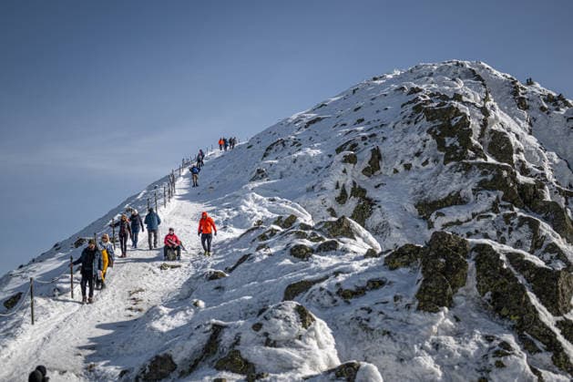 Tourists walk along the chain path from the Silesian House to the top of the Snezka Mountain in the Giant Mountains (Krkonose), Czech Republic, on February 27, 2026. (CTKxPhoto DavidxTanecek) CTKPhotoP2026022706023  CTKPhotoP2026022706023