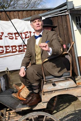 Heinrich Schafmeister is the new guest star of this years Karl May Festival At todays performance on February 27, 2026 in the Kalkberg Arena in Bad Segeberg, the popular TV star showed up in his original role outfit From June 2