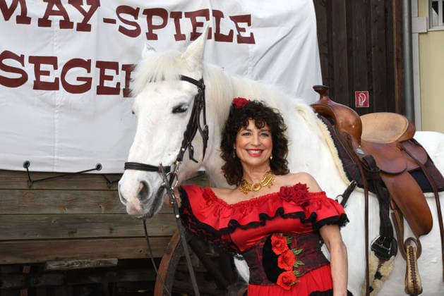 Isabel Varell as the new guest star of this years Karl May Festival At todays performance on February 27, 2026 in the Kalkberg Arena in Bad Segeberg, the TV star appeared in her original fiery flamenco dress From June 27, 2026, the