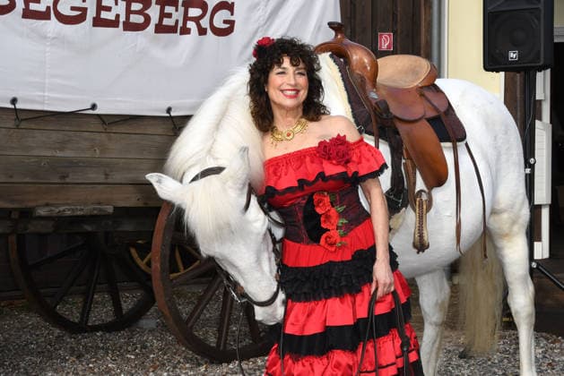 Isabel Varell as the new guest star of this years Karl May Festival At todays performance on February 27, 2026 in the Kalkberg Arena in Bad Segeberg, the TV star appeared in her original fiery flamenco dress From June 27, 2026, the