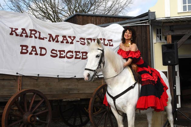 Isabel Varell as the new guest star of this years Karl May Festival At todays performance on February 27, 2026 in the Kalkberg Arena in Bad Segeberg, the TV star appeared in her original fiery flamenco dress From June 27, 2026, the