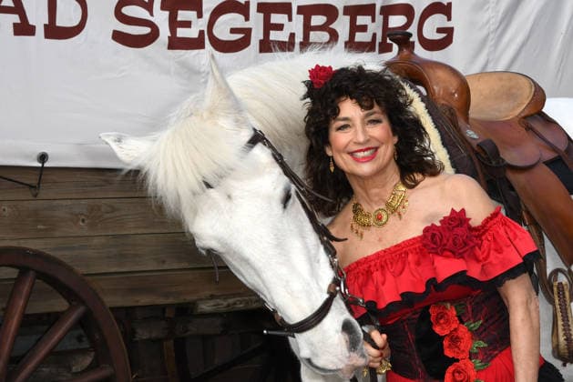 Isabel Varell as the new guest star of this years Karl May Festival At todays performance on February 27, 2026 in the Kalkberg Arena in Bad Segeberg, the TV star appeared in her original fiery flamenco dress From June 27, 2026, the