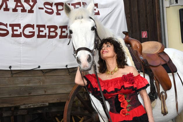 Isabel Varell as the new guest star of this years Karl May Festival At todays performance on February 27, 2026 in the Kalkberg Arena in Bad Segeberg, the TV star appeared in her original fiery flamenco dress From June 27, 2026, the