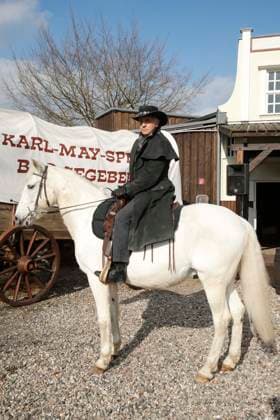 Florian Fitz can be seen in the role of the mine owner Roulier Three celebrities In the Valley of Death Florian Fitz, Isabel Varell and Heinrich Schafmeister are the guest stars in the 2026 season of the Karl May Games in Bad Segeberg, photo session on 27 2 2026 in the Indian Village, open-air theater Bad Segeberg, Schleswig Holstein