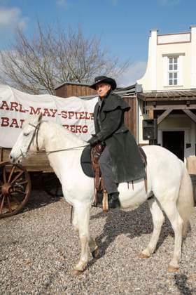 Florian Fitz can be seen in the role of the mine owner Roulier Three celebrities In the Valley of Death Florian Fitz, Isabel Varell and Heinrich Schafmeister are the guest stars in the 2026 season of the Karl May Games in Bad Segeberg, photo session on 27 2 2026 in the Indian Village, open-air theater Bad Segeberg, Schleswig Holstein