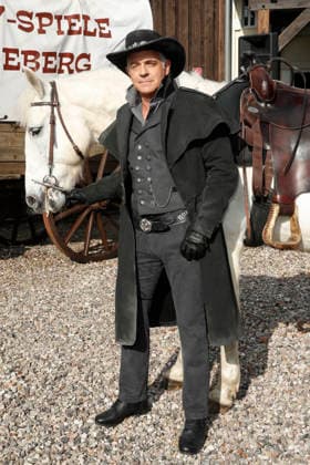 Florian Fitz can be seen in the role of the mine owner Roulier Three celebrities In the Valley of Death Florian Fitz, Isabel Varell and Heinrich Schafmeister are the guest stars in the 2026 season of the Karl May Games in Bad Segeberg, photo session on 27 2 2026 in the Indian Village, open-air theater Bad Segeberg, Schleswig Holstein