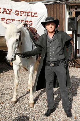 Florian Fitz can be seen in the role of the mine owner Roulier Three celebrities In the Valley of Death Florian Fitz, Isabel Varell and Heinrich Schafmeister are the guest stars in the 2026 season of the Karl May Games in Bad Segeberg, photo session on 27 2 2026 in the Indian Village, open-air theater Bad Segeberg, Schleswig Holstein