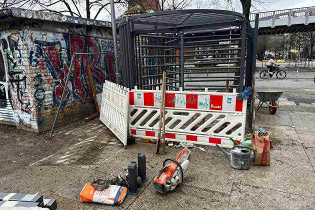 Zaun Goerlitzer Park - Kreuzberg Germany, DEU, Deutschland, Berlin, 24.02.2026 Bauarbeiten an einem Drehkreuz und am Zaun am Eingang vom Goerlitzer Park auch Goerli Görli genannt in Berlin-Kreuzberg Deutschland . Der Görlitzer Park in Kreuzberg soll ab dem 1. Maerz nachts geschlossen sein. Der umstrittene Zaunbau wurde mit der hohen Zahl an Straftaten begruendet, die in dem Park registriert werden. Anwohner und Initiativen im Kreuzberger Bezirk protestieren mit Protest gegen die Schliessung weil sie eine weitere Verdraengung der Drogenkriminalitaet in die umliegenden Wohnquartiere befuerchten. Kreuzberg gilt als Szenebezirk und ist zugleich sozialer Brennpunkt. Der Zaunbau und die Installation der Tore soll rund zwei Millionen Euro kosten.