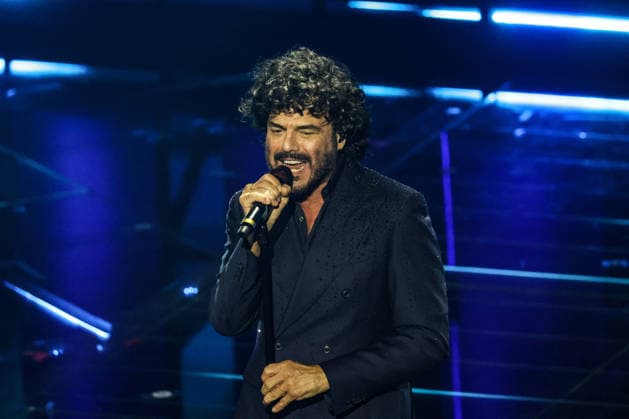 Live Music Show - 76Â° Festival di Sanremo 2026 - 3^ Serata RENGA FRANCESCO on stage during the third night of the Festival Sanremo during 76Â° Festival di Sanremo 2026 - 3^ Serata , Live Music Show in Sanremo, Italy, February 27 2026 Sanremo Sanremo Italy Copyright: xRenataxRoattinox xLiveMediax LPM_2317857