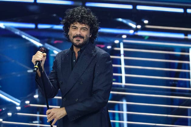 Live Music Show - 76Â° Festival di Sanremo 2026 - 3^ Serata RENGA FRANCESCO on stage during the third night of the Festival Sanremo during 76Â° Festival di Sanremo 2026 - 3^ Serata , Live Music Show in Sanremo, Italy, February 27 2026 Sanremo Sanremo Italy Copyright: xRenataxRoattinox xLiveMediax LPM_2317858