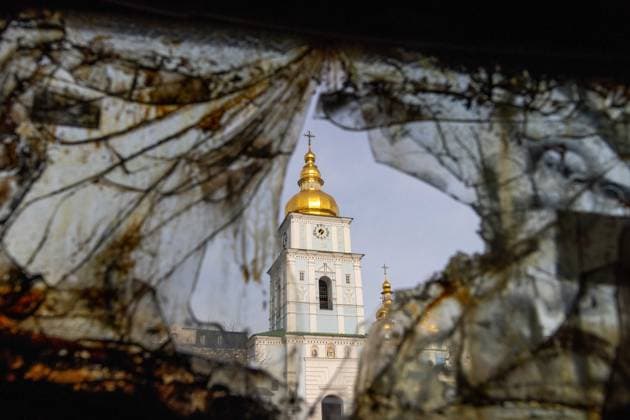 February 27, 2026, Kyiv, Pomeranian Voivodeship, Ukraine: View from a destroyed military vehicle toward Saint Michaels Golden-Domed Monastery at Saint Michaels Square in Kyiv, an important church and historic landmark of the city. Kyiv Ukraine  - ZUMAl194 20260227_zip_l194_012 Copyright: xMarekxLadzinskix