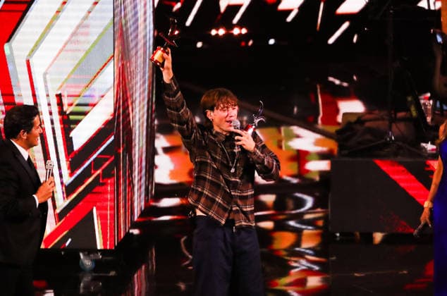Vina del Mar, February 27, 2026 Singer Paulo Londra receives gold and silver seagulls, during his performance at the Vina del Mar Song Festival Manuel Lema Aton Chile, Vina del Mar Chile Aton 1129441  Copyright: MANUELxLEMA ATONxCHILE