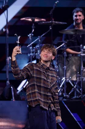Vina del Mar, February 27, 2026 Singer Paulo Londra receives the silver seagull during his performance at the sixth night of the Vina del Mar Festival 2026 Sebastian Cisternas Aton Chile, Vina del Mar Chile Aton 1129445  Copyright: SEBASTIANxCISTERNAS xATONxCHILE