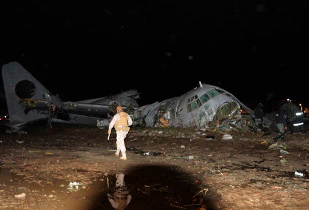 News Themen der Woche KW09 (260228) -- EL ALTO, Feb. 28, 2026 -- A security forces personnel walks near a crashed military plane in El Alto, Bolivia, on Feb. 27, 2026. At least 15 people were killed and 30 others injured after a Bolivian military plane crashed on Friday in the western city of El Alto, local media reported. The South American country s national airline Boliviana de Aviacion announced the temporary closure of El Alto International Airport following the crash. No official statement on the crash has been released yet. (Photo by Xinhua) Photo Flash At least 15 killed, 30 injured after Bolivian military plane crashes in El Alto JavierxMamani 