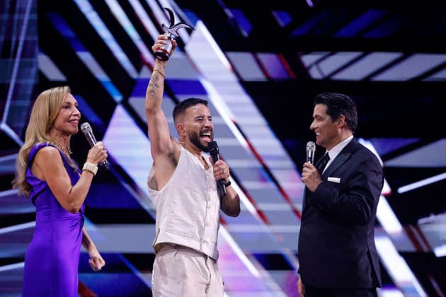 Vina del Mar, February 27, 2026 Comedian Santiago Endara, with his character Pastor Rocha receives the silver seagull during his performance at the sixth night of the Vina del Mar Festival 2026 Sebastian Cisternas Aton Chile, Vina del Mar Chile Aton 1129519  Copyright: SEBASTIANxCISTERNAS xATONxCHILE