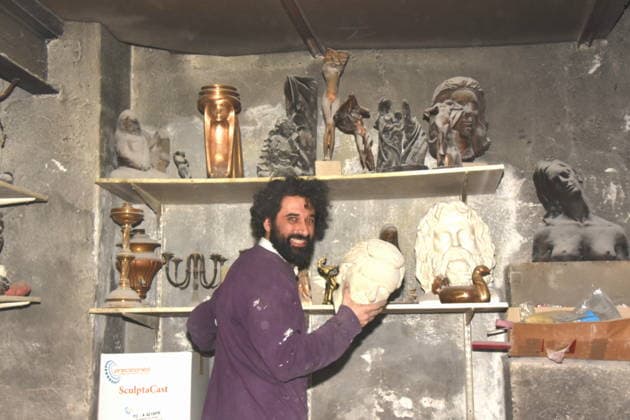Aslan Goektepe Kunstgiesserei Owner with sculpture Munich 27 02 2026 Kunstgiesserei Muenchen Schleissheimerstrasse Title Painting, Sculpture and New Art Vernissage One dead, three living, one hundred years of foundry When art defies the algorithm Photo Muenchen