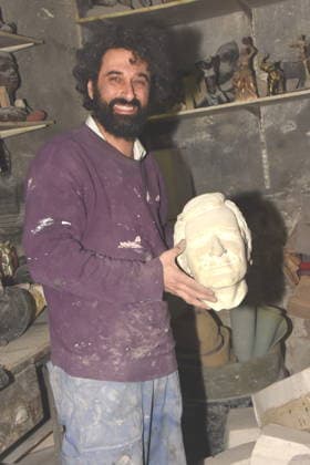Aslan Goektepe Kunstgiesserei Owner with sculpture Munich 27 02 2026 Kunstgiesserei Muenchen Schleissheimerstrasse Title Painting, Sculpture and New Art Vernissage One dead, three living, one hundred years of foundry When art defies the algorithm Photo Muenchen