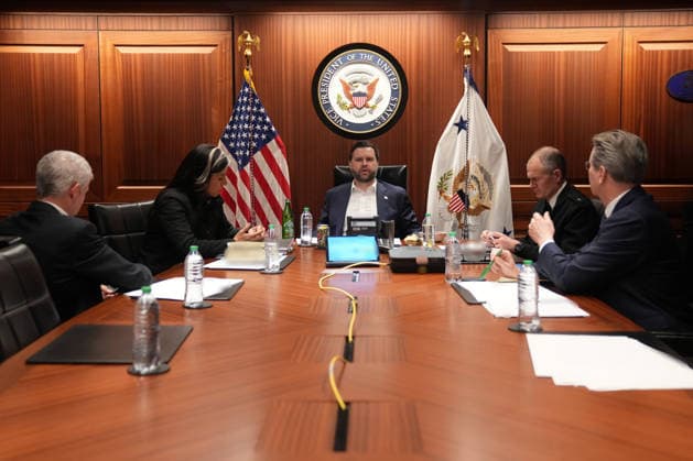 News Themen der Woche KW09 Vice President JD Vance is joined by Director of National Intelligence Tulsi Gabbard, Treasury Secretary Scott Bessent and others as they observe the beginning stages of Operation Epic Fury on Saturday, February 28, 2026, in the Situation Room of the White House in Washington, DC. White House Photo  WAX2026022803 THExWHITExHOUSE