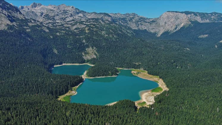 Black Lake im Durmitor-Nationalpark Montenegro Aerial view of Black Lake in mountain Durmitor park at summer, Montenegro (License=RF) Copyright: xZoonar.com MikhailxKokhanchikovx 24706784