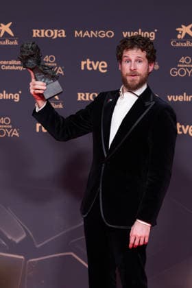 40th Goya Awards ceremony in Barcelona, Spain BARCELONA, SPAIN – FEBRUARY 28: Alvaro Cervantes, winner of the Best Supporting Actor award for Sorda, poses with his statuette during the 40th Goya Awards ceremony in Barcelona, Spain, on February 28, 2026. Adria Puig Anadolu Barcelona Spain. Editorial use only. Please get in touch for any other usage.  Copyright: x2026xAnadoluxAdriaxPuigx