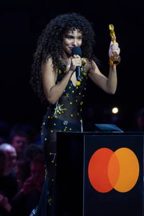 Olivia Dean at the Brit Awards 2026 Olivia Dean receives an award at the Brit Awards 2026 at the Co-Op Live, Manchester, England, 28th February 2026, Credit:Mike Gray Avalon  Copyright: xMikexGrayx xAvalonx 1079171031