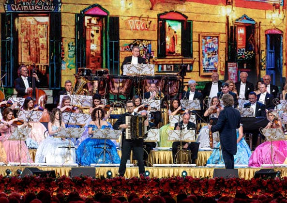 28 02 2026, xlakx, Entertainment, Andre Rieu Tour 2026 v l Leon van Wijk Accordian and Andre Rieu on his tour in the Uber Arena Berlin Berlin Daniel Lakomski