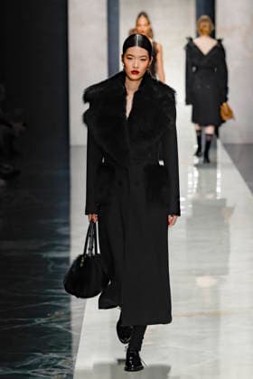 A model wearing an original creation from the womenswear winter 2026 collections in Milan from the house of Dolce Gabbana Défilé Dolce Gabbana Collection Prêt à Porter Automne Hiver 2026 2027 lors de la Fashion Week de Milan MLFW , le 28 février 2026 Dolce Gabbana Fashion Show Ready to Wear Collection Fall Winter 2026 2027 at Milan Fashion Week, on February 28th, 2026 Milan Italie  Copyright: xAgencex xBestimagexAgencex xBestimagex
