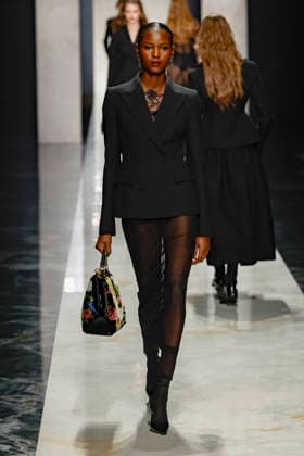 A model wearing an original creation from the womenswear winter 2026 collections in Milan from the house of Dolce Gabbana Défilé Dolce Gabbana Collection Prêt à Porter Automne Hiver 2026 2027 lors de la Fashion Week de Milan MLFW , le 28 février 2026 Dolce Gabbana Fashion Show Ready to Wear Collection Fall Winter 2026 2027 at Milan Fashion Week, on February 28th, 2026 Milan Italie  Copyright: xAgencex xBestimagexAgencex xBestimagex