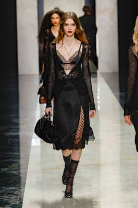 A model wearing an original creation from the womenswear winter 2026 collections in Milan from the house of Dolce Gabbana Défilé Dolce Gabbana Collection Prêt à Porter Automne Hiver 2026 2027 lors de la Fashion Week de Milan MLFW , le 28 février 2026 Dolce Gabbana Fashion Show Ready to Wear Collection Fall Winter 2026 2027 at Milan Fashion Week, on February 28th, 2026 Milan Italie  Copyright: xAgencex xBestimagexAgencex xBestimagex