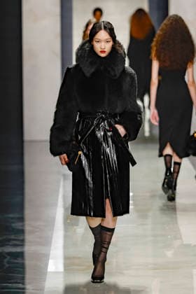 A model wearing an original creation from the womenswear winter 2026 collections in Milan from the house of Dolce Gabbana Défilé Dolce Gabbana Collection Prêt à Porter Automne Hiver 2026 2027 lors de la Fashion Week de Milan MLFW , le 28 février 2026 Dolce Gabbana Fashion Show Ready to Wear Collection Fall Winter 2026 2027 at Milan Fashion Week, on February 28th, 2026 Milan Italie  Copyright: xAgencex xBestimagexAgencex xBestimagex
