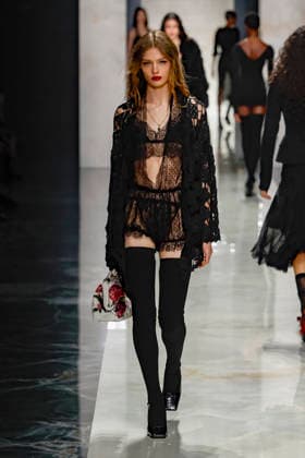 A model wearing an original creation from the womenswear winter 2026 collections in Milan from the house of Dolce Gabbana Défilé Dolce Gabbana Collection Prêt à Porter Automne Hiver 2026 2027 lors de la Fashion Week de Milan MLFW , le 28 février 2026 Dolce Gabbana Fashion Show Ready to Wear Collection Fall Winter 2026 2027 at Milan Fashion Week, on February 28th, 2026 Milan Italie  Copyright: xAgencex xBestimagexAgencex xBestimagex