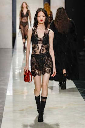A model wearing an original creation from the womenswear winter 2026 collections in Milan from the house of Dolce Gabbana Défilé Dolce Gabbana Collection Prêt à Porter Automne Hiver 2026 2027 lors de la Fashion Week de Milan MLFW , le 28 février 2026 Dolce Gabbana Fashion Show Ready to Wear Collection Fall Winter 2026 2027 at Milan Fashion Week, on February 28th, 2026 Milan Italie  Copyright: xAgencex xBestimagexAgencex xBestimagex