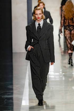 A model wearing an original creation from the womenswear winter 2026 collections in Milan from the house of Dolce Gabbana Défilé Dolce Gabbana Collection Prêt à Porter Automne Hiver 2026 2027 lors de la Fashion Week de Milan MLFW , le 28 février 2026 Dolce Gabbana Fashion Show Ready to Wear Collection Fall Winter 2026 2027 at Milan Fashion Week, on February 28th, 2026 Milan Italie  Copyright: xAgencex xBestimagexAgencex xBestimagex