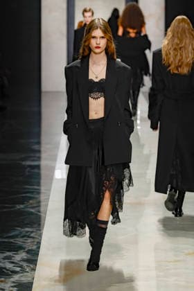 A model wearing an original creation from the womenswear winter 2026 collections in Milan from the house of Dolce Gabbana Défilé Dolce Gabbana Collection Prêt à Porter Automne Hiver 2026 2027 lors de la Fashion Week de Milan MLFW , le 28 février 2026 Dolce Gabbana Fashion Show Ready to Wear Collection Fall Winter 2026 2027 at Milan Fashion Week, on February 28th, 2026 Milan Italie  Copyright: xAgencex xBestimagexAgencex xBestimagex