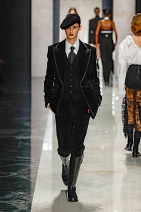 A model wearing an original creation from the womenswear winter 2026 collections in Milan from the house of Dolce Gabbana Défilé Dolce Gabbana Collection Prêt à Porter Automne Hiver 2026 2027 lors de la Fashion Week de Milan MLFW , le 28 février 2026 Dolce Gabbana Fashion Show Ready to Wear Collection Fall Winter 2026 2027 at Milan Fashion Week, on February 28th, 2026 Milan Italie  Copyright: xAgencex xBestimagexAgencex xBestimagex