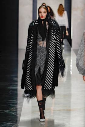 A model wearing an original creation from the womenswear winter 2026 collections in Milan from the house of Dolce Gabbana Défilé Dolce Gabbana Collection Prêt à Porter Automne Hiver 2026 2027 lors de la Fashion Week de Milan MLFW , le 28 février 2026 Dolce Gabbana Fashion Show Ready to Wear Collection Fall Winter 2026 2027 at Milan Fashion Week, on February 28th, 2026 Milan Italie  Copyright: xAgencex xBestimagexAgencex xBestimagex