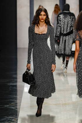 A model wearing an original creation from the womenswear winter 2026 collections in Milan from the house of Dolce Gabbana Défilé Dolce Gabbana Collection Prêt à Porter Automne Hiver 2026 2027 lors de la Fashion Week de Milan MLFW , le 28 février 2026 Dolce Gabbana Fashion Show Ready to Wear Collection Fall Winter 2026 2027 at Milan Fashion Week, on February 28th, 2026 Milan Italie  Copyright: xAgencex xBestimagexAgencex xBestimagex