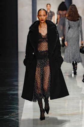 A model wearing an original creation from the womenswear winter 2026 collections in Milan from the house of Dolce Gabbana Défilé Dolce Gabbana Collection Prêt à Porter Automne Hiver 2026 2027 lors de la Fashion Week de Milan MLFW , le 28 février 2026 Dolce Gabbana Fashion Show Ready to Wear Collection Fall Winter 2026 2027 at Milan Fashion Week, on February 28th, 2026 Milan Italie  Copyright: xAgencex xBestimagexAgencex xBestimagex