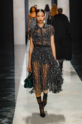 A model wearing an original creation from the womenswear winter 2026 collections in Milan from the house of Dolce Gabbana Défilé Dolce Gabbana Collection Prêt à Porter Automne Hiver 2026 2027 lors de la Fashion Week de Milan MLFW , le 28 février 2026 Dolce Gabbana Fashion Show Ready to Wear Collection Fall Winter 2026 2027 at Milan Fashion Week, on February 28th, 2026 Milan Italie  Copyright: xAgencex xBestimagexAgencex xBestimagex
